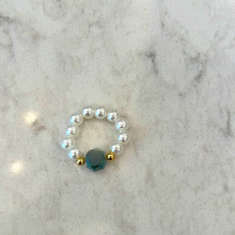 Elastic beaded ring 💍 with faceted 💎 jewel